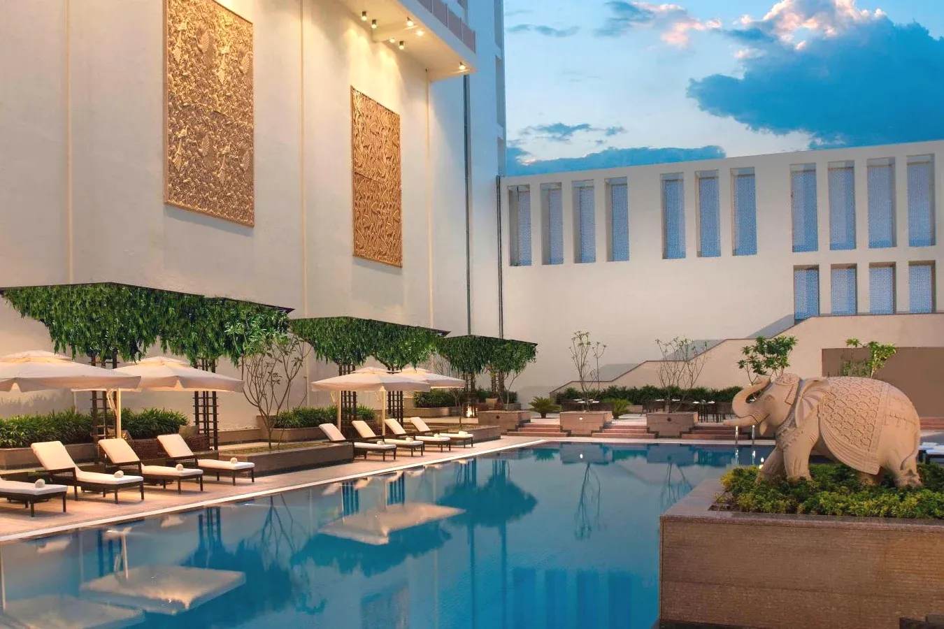 Swimming pool Luxury Five-Star Hotel Jaipur Marriott Hotel in Jaipur